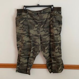 EVRI Camo Capri Pants Size 24W